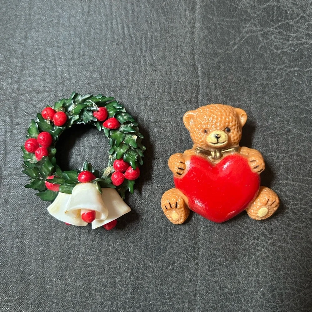 Set 2 Vintage Wreath Bells & Teddy Bear Heart Brooch Pins Valentines Christmas